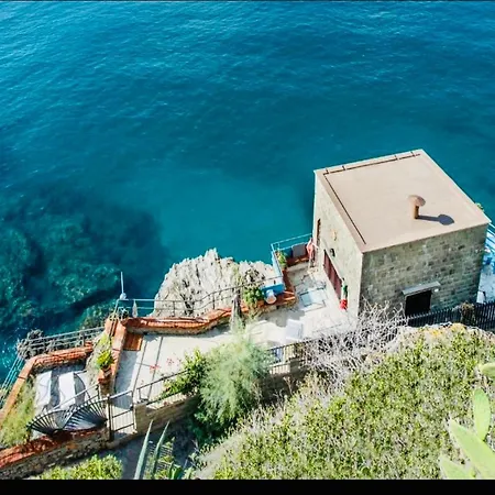 La Casa Del Doganiere بيت للعطل